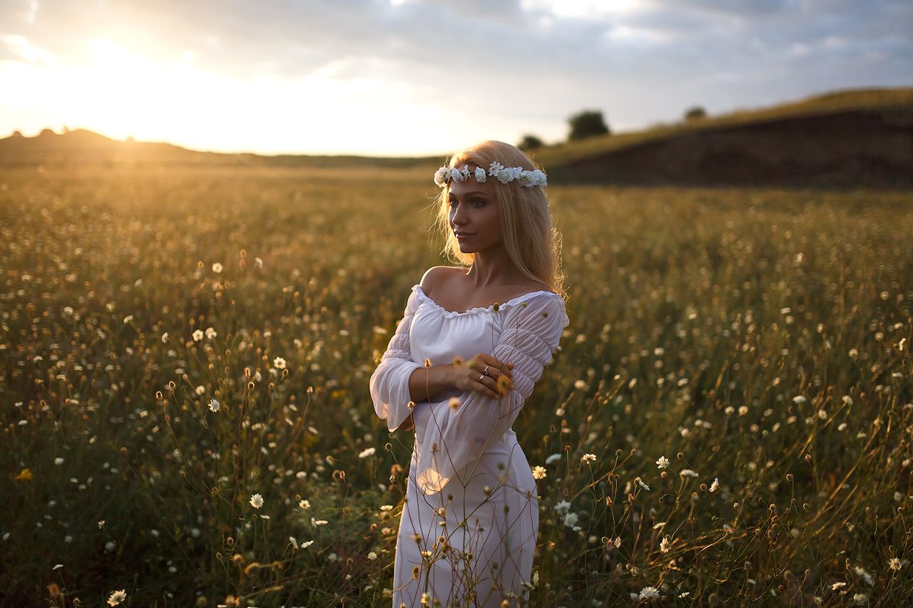 Girls in Slavic costumes in Tiruppur